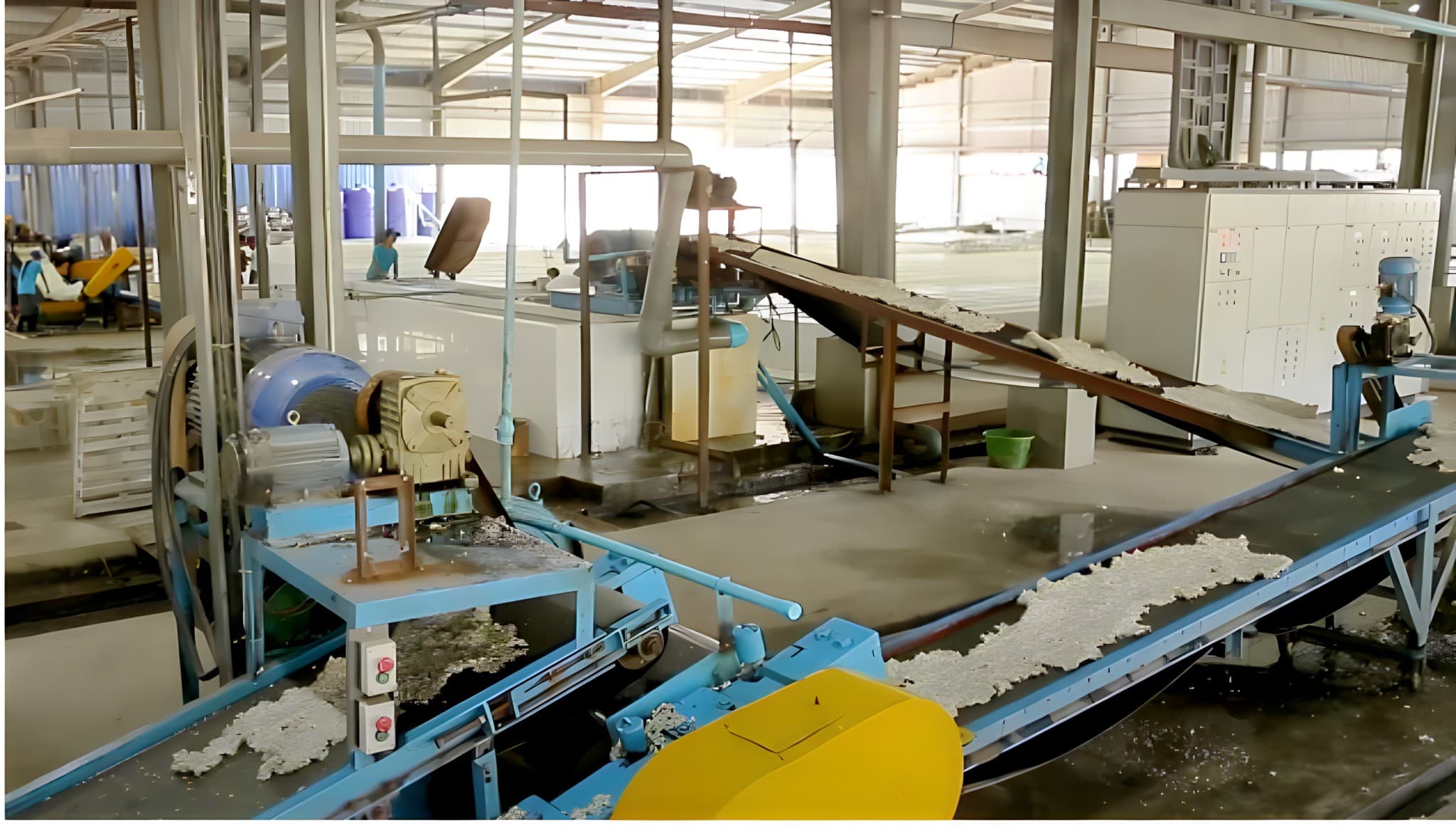 Rubber crepe conveyor machinery in the factory