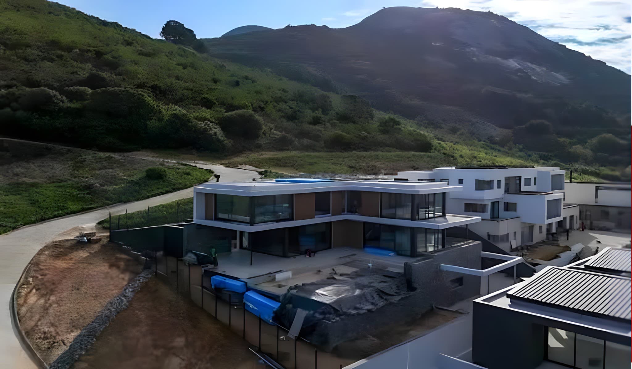 Contemporary home overlooking the mountains